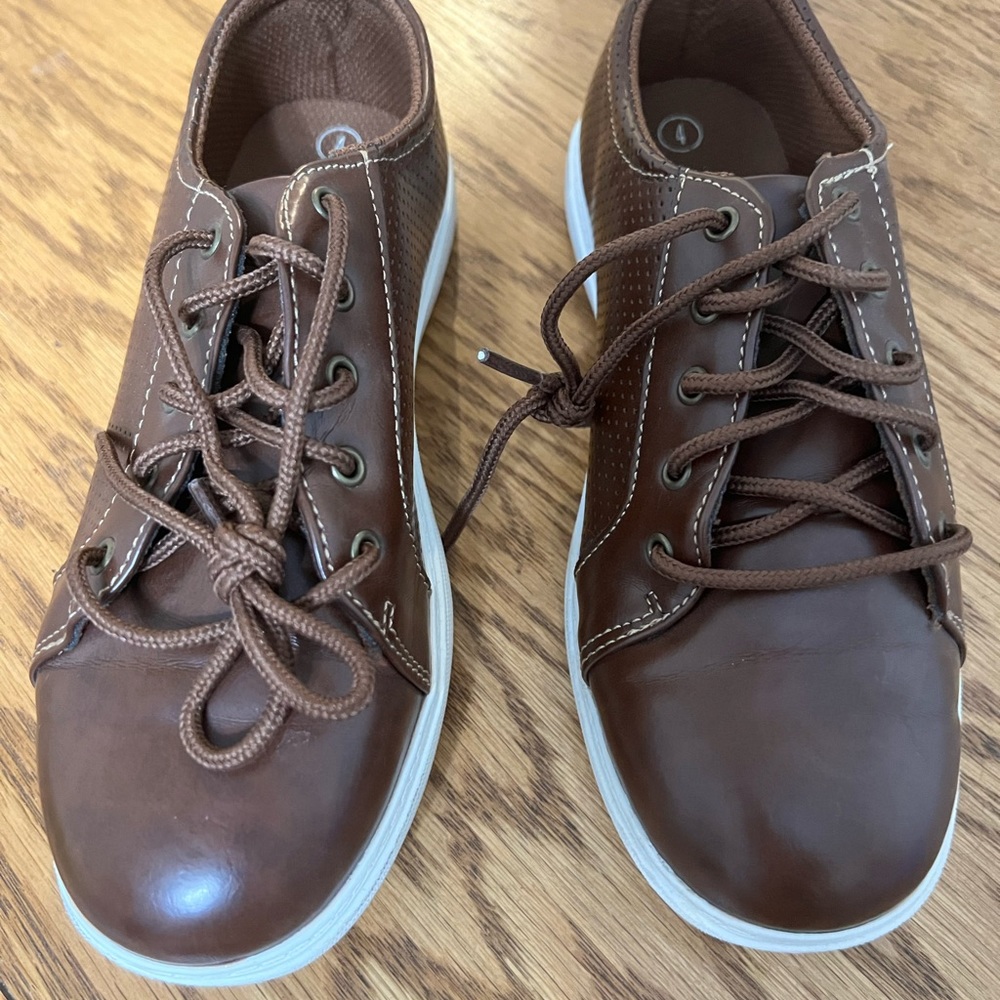 Boys size 1 American eagle brown shoes